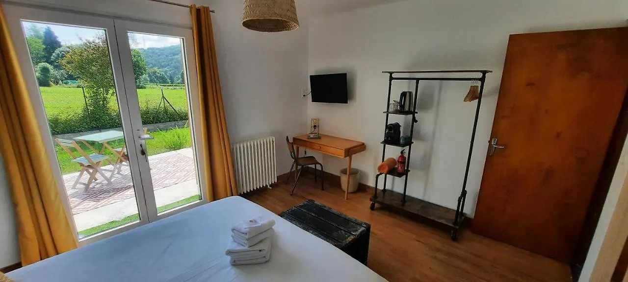 Bed and Breakfast Le Jardin De Moulis, Saint Girons, Ariege, Pyrenees,