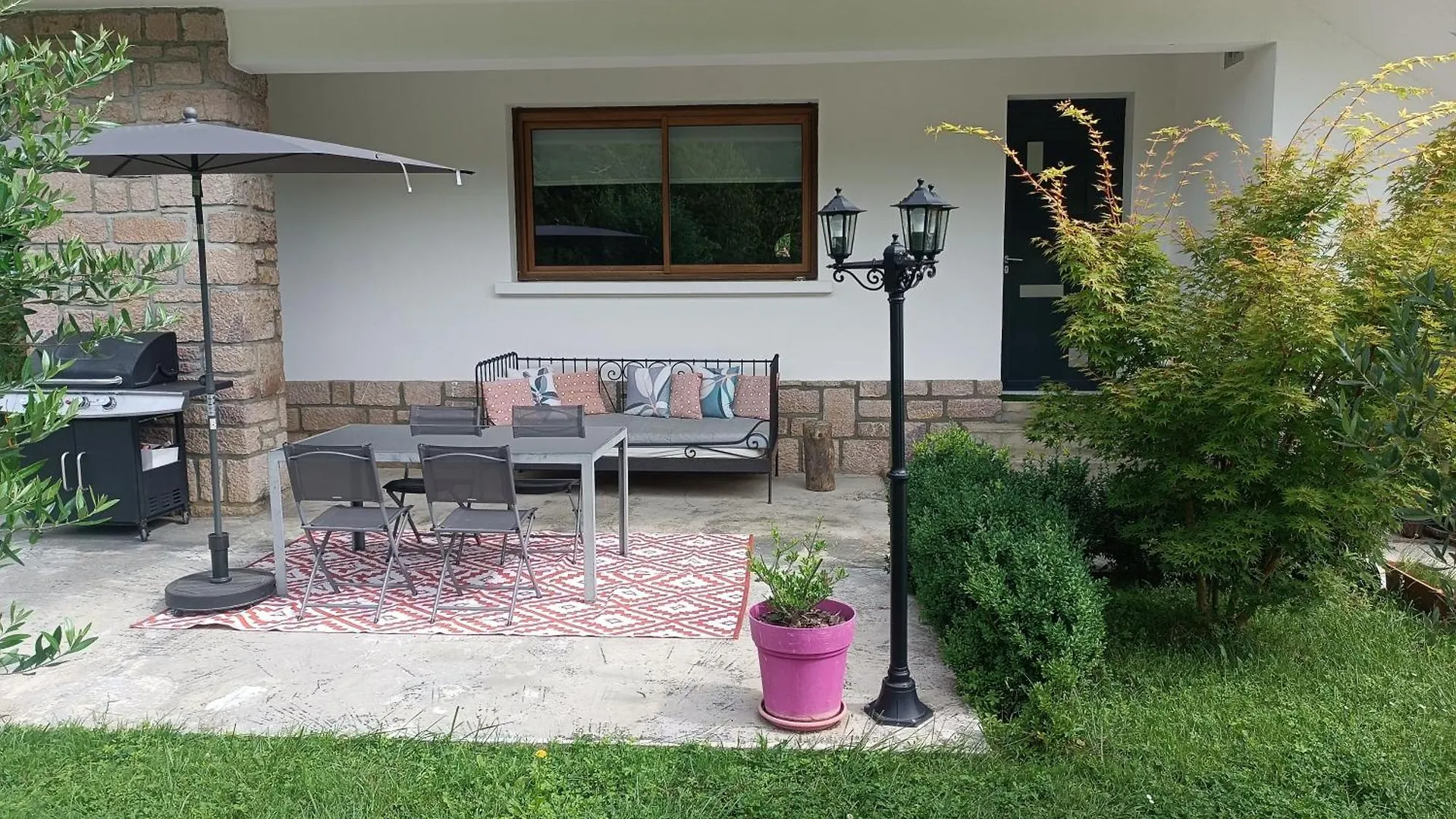 Nocleg ze śniadaniem Bed and Breakfast Le Jardin De Moulis, Saint Girons, Ariege, Pyrenees, Francja