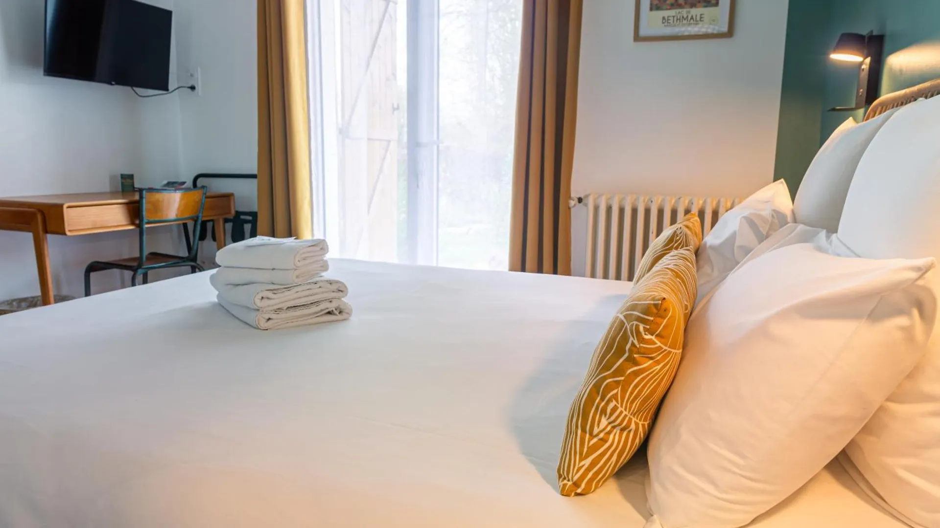 Nocleg ze śniadaniem Bed and Breakfast Le Jardin De Moulis, Saint Girons, Ariege, Pyrenees, Francja